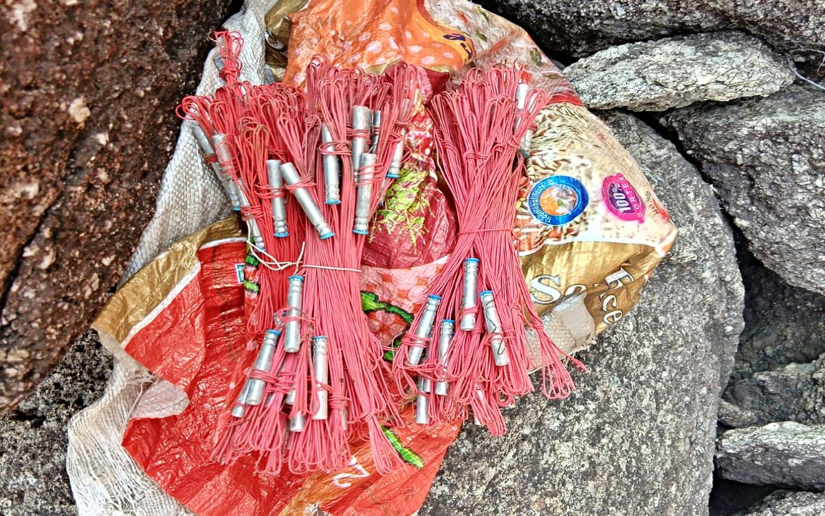 बिहार में नक्सलियों की बड़ी साजिश नाकाम, 300 किलो अमोनियम नाइट्रेट, 175 डेटोनेटर बरामद 2 26090290 n