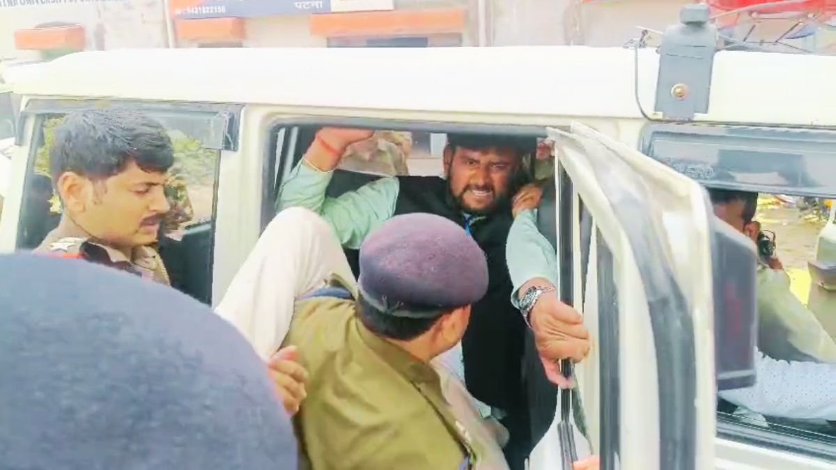 पटना यूनिवर्सिटी में मतदान के दौरान हंगामा ,तेज प्रताप के प्रत्याशी को टांगकर ले गई पुलिस 2 पटना यूनिवर्सिटी में मतदान के दौरान हंगामा ,तेज प्रताप के प्रत्याशी को टांगकर ले गई पुलिस