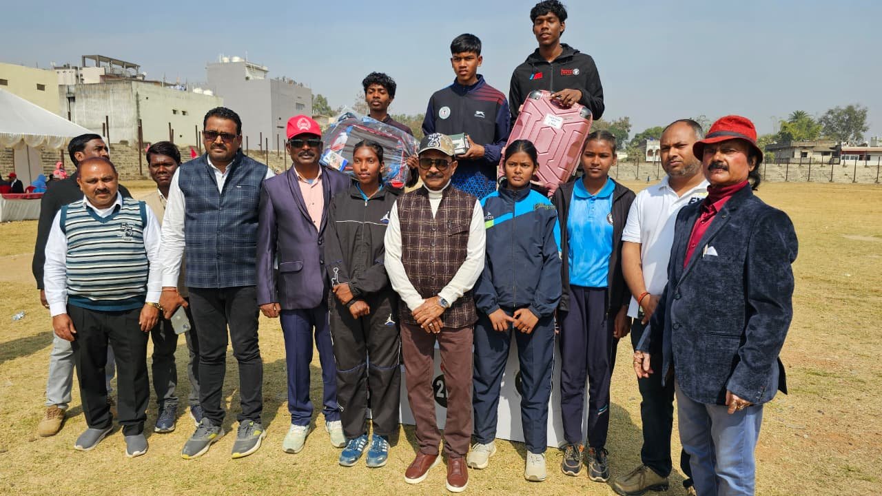 लोहरदगा में 68वीं झारखंड ओपन एथलेटिक मीट का समापन ,धीरज साहू, रामेश्वर उरांव, केशव महतो कमलेश मुख्य अतिथि के रूप में रहे मौजूद 3 3 1