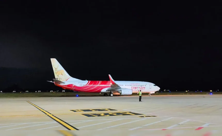 दिल्ली-रांची फ्लाइट तकनीकी खराबी के कारण ग्राउंडेड, एयर इंडिया एक्सप्रेस के 156 यात्री प्रभावित 1 दिल्ली-रांची फ्लाइट तकनीकी खराबी के कारण ग्राउंडेड, एयर इंडिया एक्सप्रेस के 156 यात्री प्रभावित