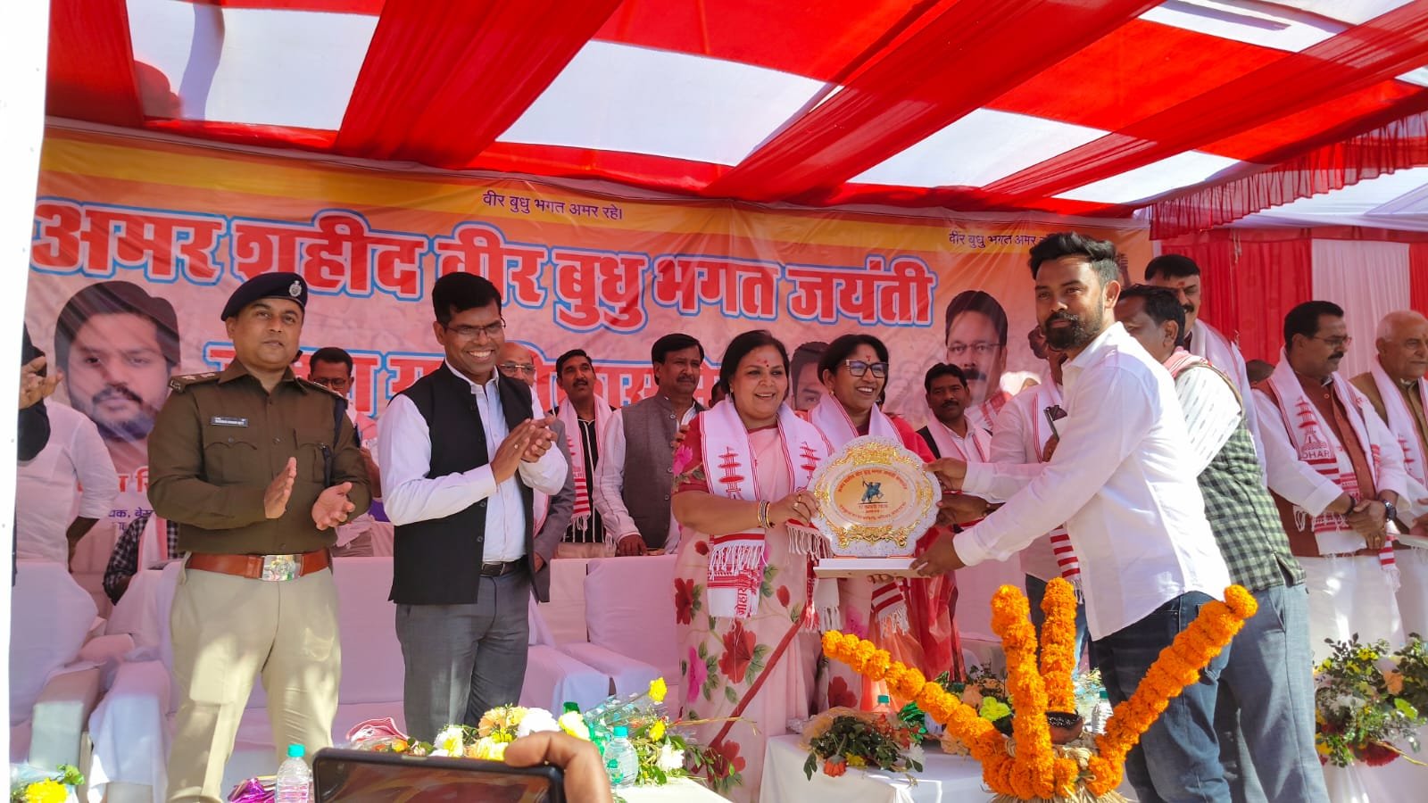 लोहरदगा में भव्यता के साथ मनाया गया वीर बुधु भगत की जयंती, मंत्री दीपिका पांडे सिंह ने कहा बलिदानियों के जन्मस्थली को मिलेगी विशेष पहचान 8 6 3