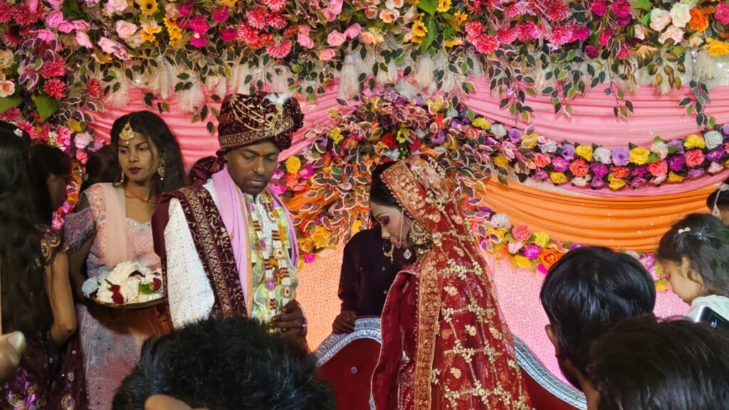 दूल्हे को वरमाला डाल रही थी प्रेमिका, बक्सर में प्रेमी ने फिल्मी अंदाज में स्टेज पर चढ़कर दुल्हन को मार दी गोली