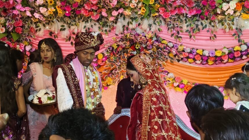 दूल्हे को वरमाला डाल रही थी प्रेमिका, बक्सर में प्रेमी ने फिल्मी अंदाज में स्टेज पर चढ़कर दुल्हन को मार दी गोली 1 दूल्हे को वरमाला डाल रही थी प्रेमिका, बक्सर में प्रेमी ने फिल्मी अंदाज में स्टेज पर चढ़कर दुल्हन को मार दी गोली