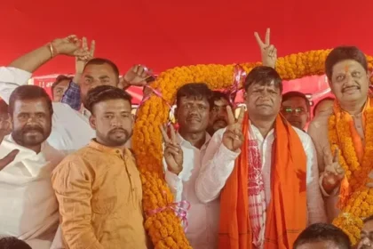 ढुलू महतो ने संजीव कुमार को दिया समर्थन, सिंह मेंशन पर साधा निशाना, कहा-खून चूसने वाले को नहीं, खून देने वाले को मेयर बनाओ