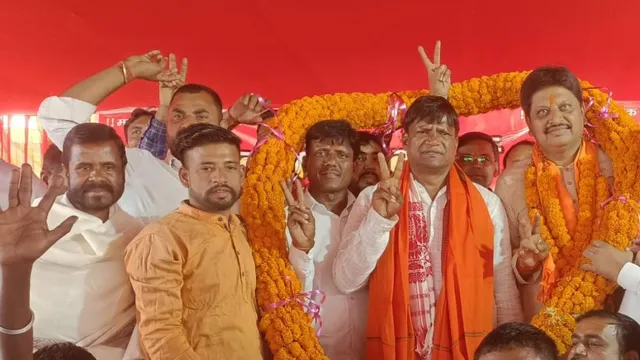 ढुलू महतो ने संजीव कुमार को दिया समर्थन, सिंह मेंशन पर साधा निशाना, कहा-खून चूसने वाले को नहीं, खून देने वाले को मेयर बनाओ