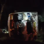 गुमला-चैनपुर मेन रोड़ टांगीनाथ धाम से लौट रही बस पलटी, महिला और बच्चे की मौत, कई घायल