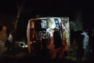 गुमला-चैनपुर मेन रोड़ टांगीनाथ धाम से लौट रही बस पलटी, महिला और बच्चे की मौत, कई घायल