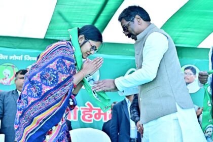 शालिनी गुप्ता सैकड़ों समर्थकों के साथ JMM में शामिल, हेमंत सोरेन ने दिलाई पार्टी की सदस्यता