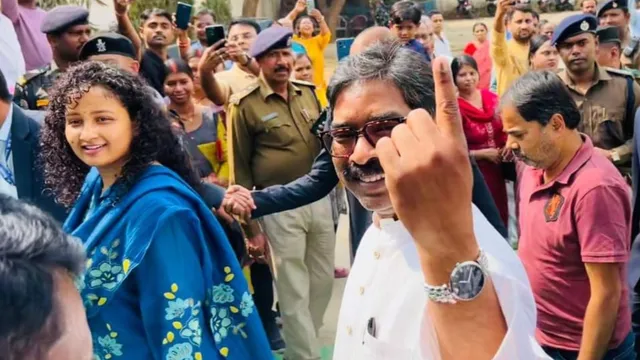 झारखंड नगर निकाय चुनाव में राज्यपाल संतोष गंगवार और मुख्यमंत्री हेमंत सोरेन ने की वोटिंग, कई बूथों पर आई गड़बड़ी की शिकायत 2 Jharkhand Nikay Chunav 4 1771834031838 v