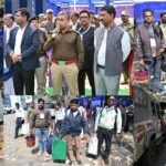 झारखंड निकाय चुनाव: मतदान सम्पन्न कराने के लिए पदाधिकारी व कर्मी हुए रवाना,लोहरदगा DC ने कहा दवाब और प्रभाव के बिना करें काम