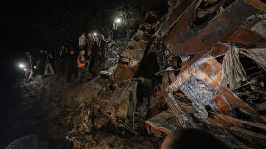 नेपाल में भीषण सड़क हादसा, काठमांडू जा रही बस नदी में गिरी, 18 की मौत, 25 घायल 1 Untitled design 3 5