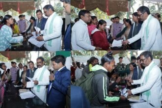 दुमका आवास पर मुख्यमंत्री हेमंत सोरेन ने आम लोगों की समस्याओं को सुना, संबंधित अधिकारियों को शीघ्र निवारण का दिया निर्देश