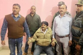 जिला आयुष चिकित्सा अधिकारी घूस लेते रंगे हाथ गिरफ्तार, चतरा में ACB की बड़ी कार्रवाई