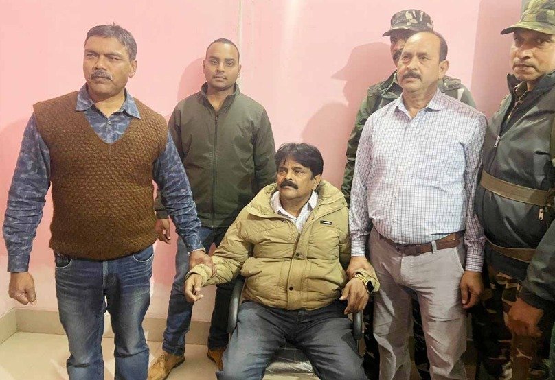 जिला आयुष चिकित्सा अधिकारी घूस लेते रंगे हाथ गिरफ्तार, चतरा में ACB की बड़ी कार्रवाई