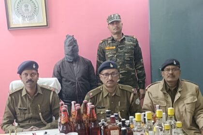 लोहरदगा के कुडू में अवैध शराब के खिलाफ कार्रवाई, जनरल स्टोर से 45 बोतल अवैध शराब बरामद, दुकानदार गिरफ्तार
