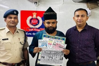 ट्रेन के टॉयलेट में पोस्टर चिपकाने वाला बाबा बंगाली गिरफ्तार, मनचाहा प्यार और सेक्सुअल प्रॉब्लम को लेकर करता था दावा