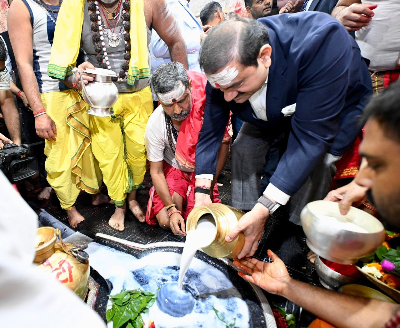 गौतम अडाणी ने बाबा बैद्यनाथ धाम मंदिर में किया दर्शन, निशिकांत दुबे के घर जाकर की मुलाकात,पीरपैंती के 2400 MW पावर प्लांट का जायजा लेंगे 2 WhatsApp Image 2026 02 22 at 12.19.36 PM