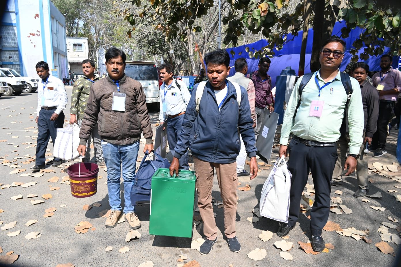 झारखंड निकाय चुनाव: मतदान सम्पन्न कराने के लिए पदाधिकारी व कर्मी हुए रवाना,लोहरदगा DC ने कहा- दवाब और प्रभाव के बिना करें काम 7 WhatsApp Image 2026 02 22 at 5.49.31 PM