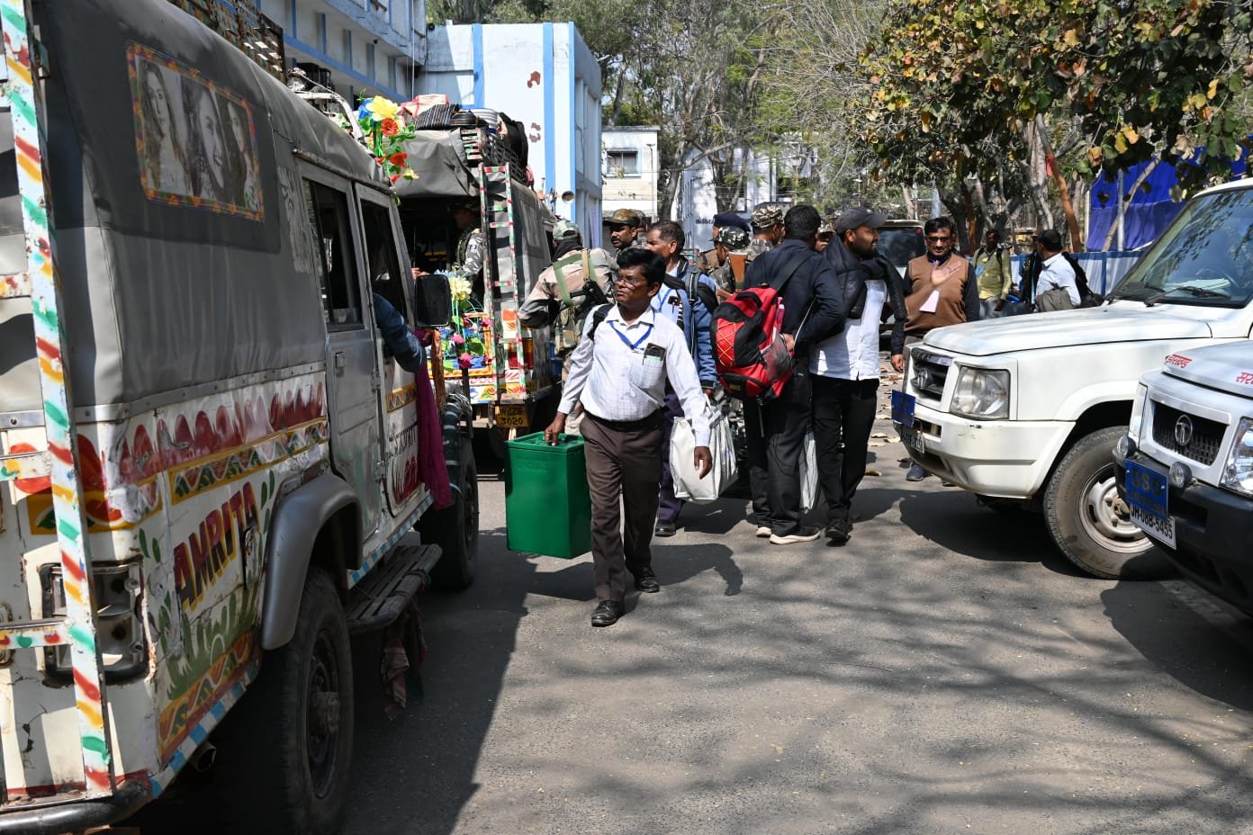 झारखंड निकाय चुनाव: मतदान सम्पन्न कराने के लिए पदाधिकारी व कर्मी हुए रवाना,लोहरदगा DC ने कहा- दवाब और प्रभाव के बिना करें काम 2 WhatsApp Image 2026 02 22 at 5.49.32 PM