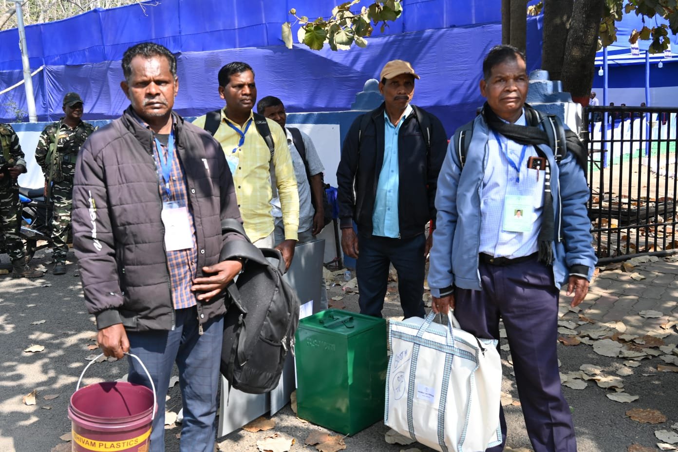 झारखंड निकाय चुनाव: मतदान सम्पन्न कराने के लिए पदाधिकारी व कर्मी हुए रवाना,लोहरदगा DC ने कहा- दवाब और प्रभाव के बिना करें काम 6 WhatsApp Image 2026 02 22 at 5.49.33 PM