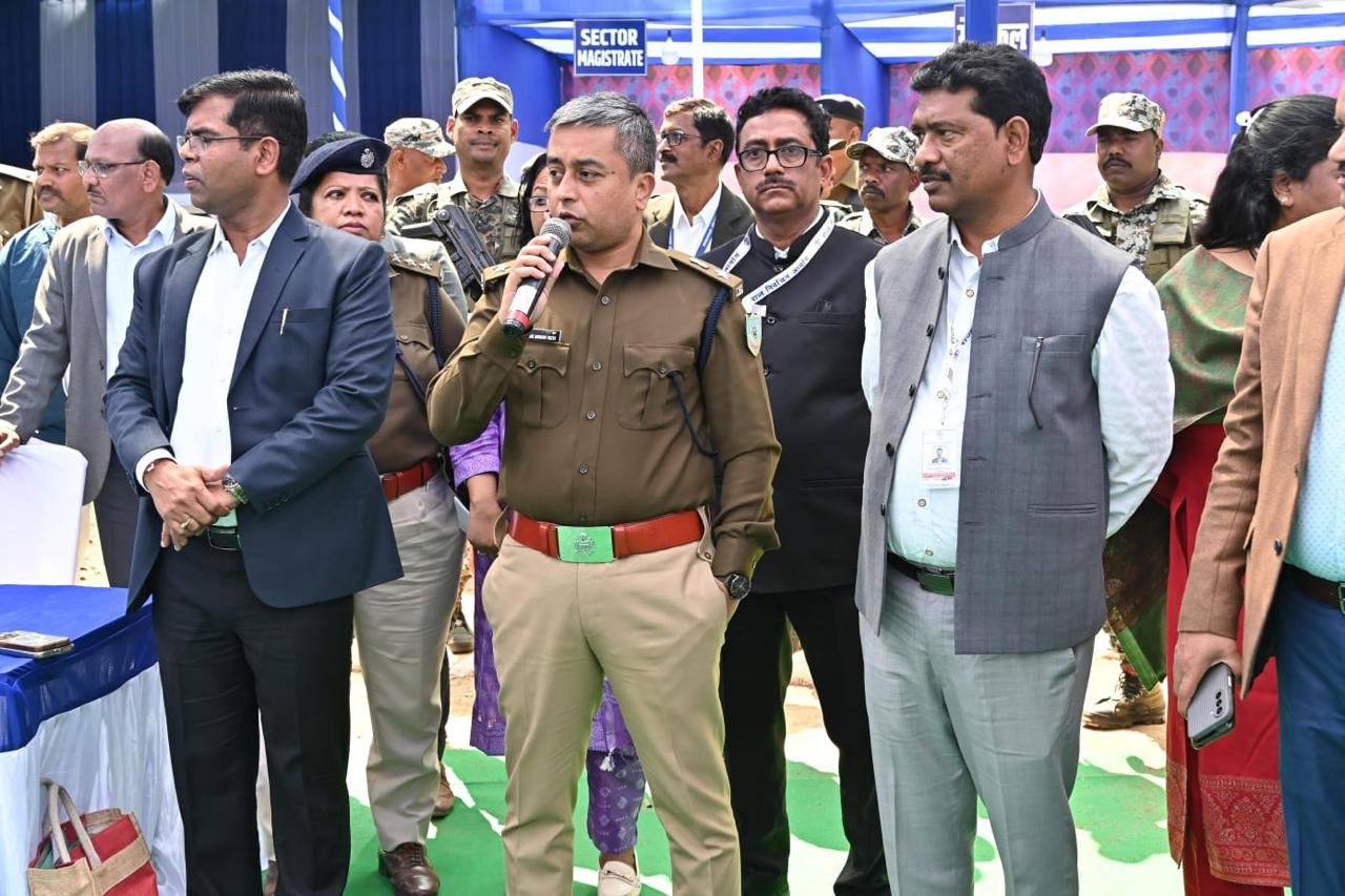 झारखंड निकाय चुनाव: मतदान सम्पन्न कराने के लिए पदाधिकारी व कर्मी हुए रवाना,लोहरदगा DC ने कहा- दवाब और प्रभाव के बिना करें काम 4 WhatsApp Image 2026 02 22 at 5.49.34 PM