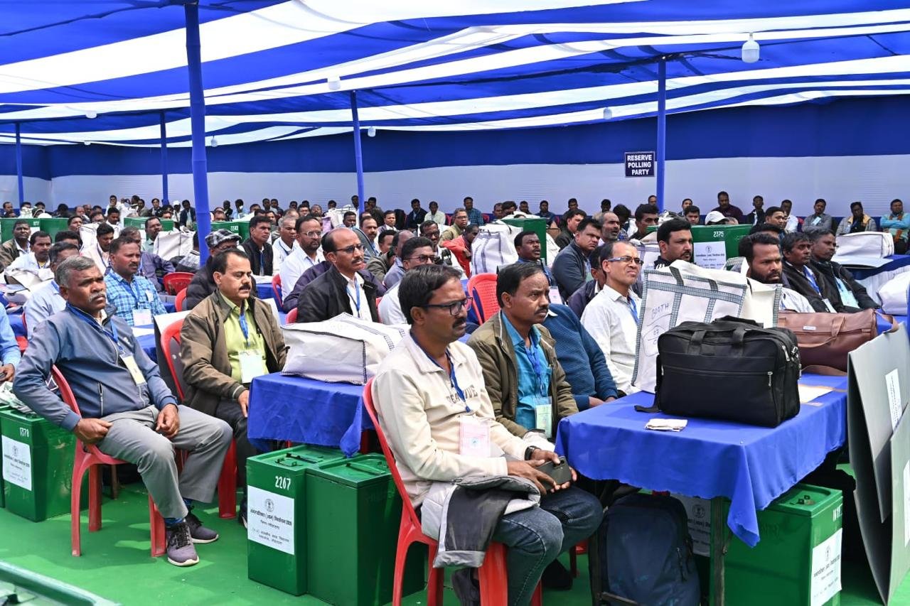 झारखंड निकाय चुनाव: मतदान सम्पन्न कराने के लिए पदाधिकारी व कर्मी हुए रवाना,लोहरदगा DC ने कहा- दवाब और प्रभाव के बिना करें काम 5 WhatsApp Image 2026 02 22 at 5.49.35 PM