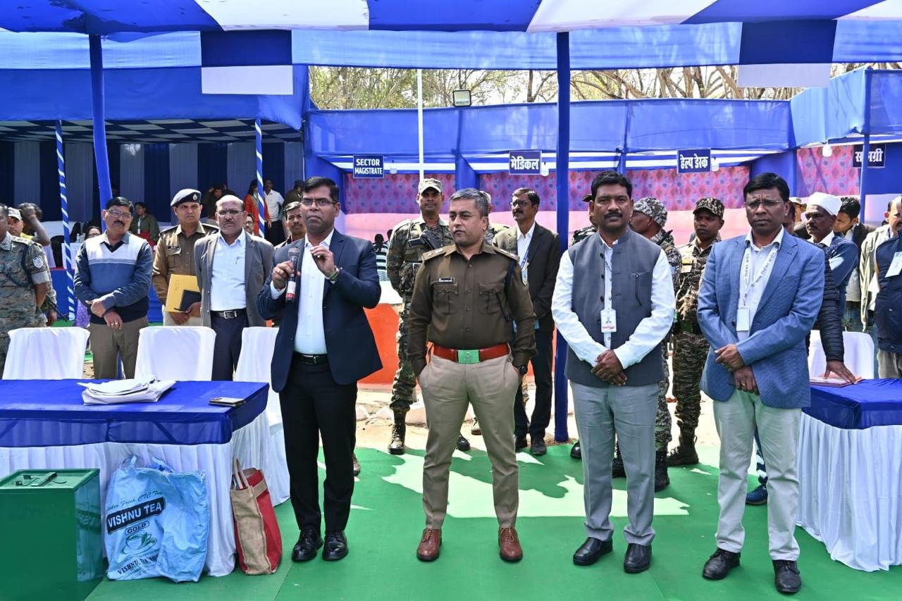 झारखंड निकाय चुनाव: मतदान सम्पन्न कराने के लिए पदाधिकारी व कर्मी हुए रवाना,लोहरदगा DC ने कहा- दवाब और प्रभाव के बिना करें काम 3 WhatsApp Image 2026 02 22 at 5.49.36 PM