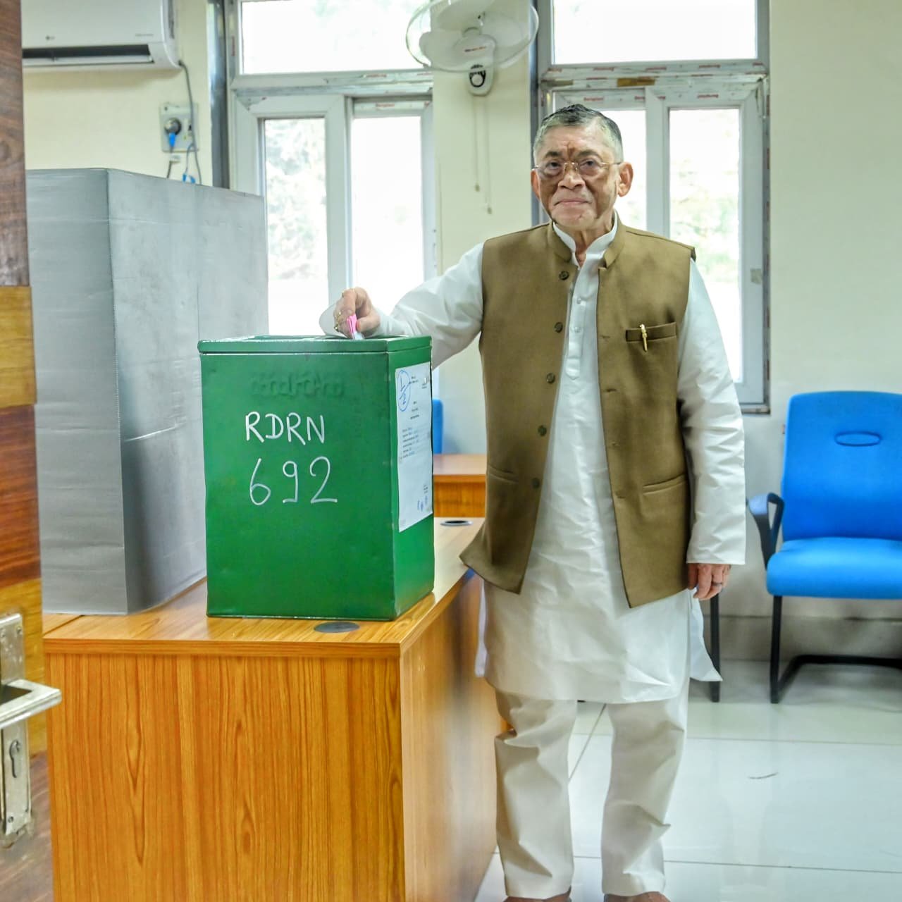 झारखंड नगर निकाय चुनाव में राज्यपाल संतोष गंगवार और मुख्यमंत्री हेमंत सोरेन ने की वोटिंग, कई बूथों पर आई गड़बड़ी की शिकायत 3 WhatsApp Image 2026 02 23 at 12.16.30 PM 1771831791821