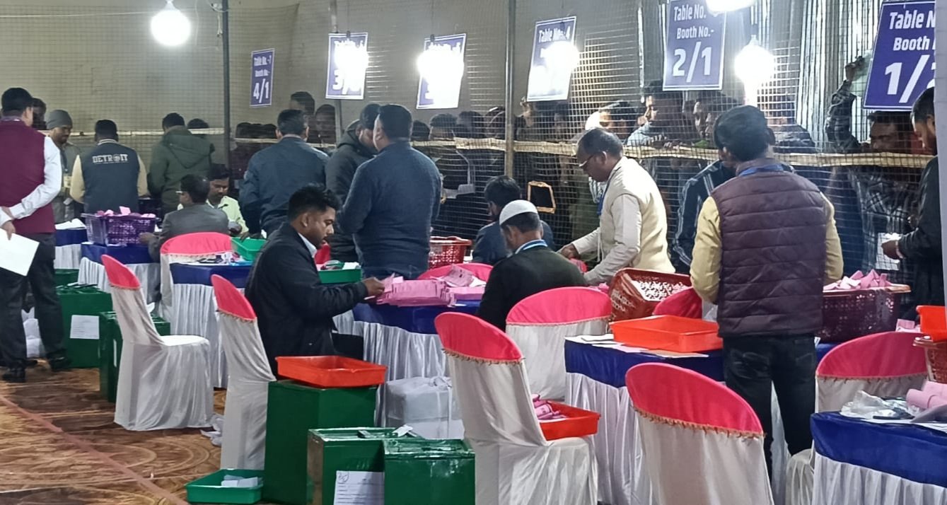 लोहरदगा में कड़ी सुरक्षा के बीच नगर परिषद चुनाव की मतगणना शुरू, अध्यक्ष पद के 10 और वार्ड के प्रत्याशियों के भाग्य का हो रहा फैसला 3 WhatsApp Image 2026 02 27 at 9.41.51 AM