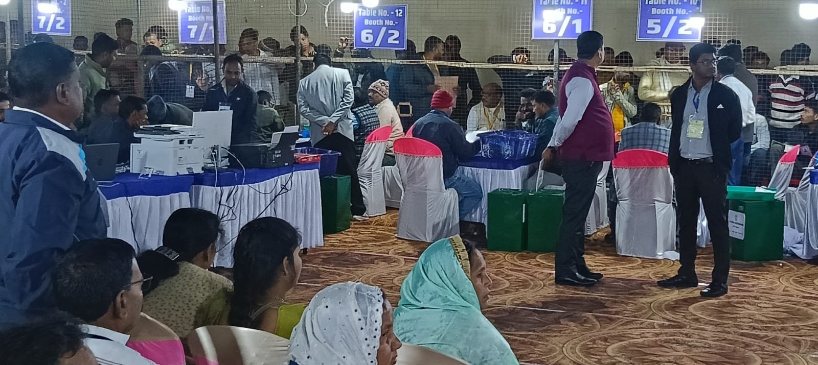 लोहरदगा में कड़ी सुरक्षा के बीच नगर परिषद चुनाव की मतगणना शुरू, अध्यक्ष पद के 10 और वार्ड के प्रत्याशियों के भाग्य का हो रहा फैसला 6 WhatsApp Image 2026 02 27 at 9.41.52 A