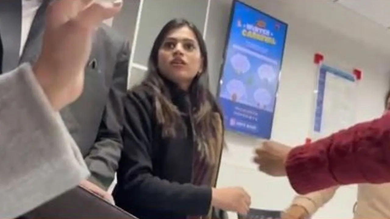 ठाकुर हूं मैं, अपने पति को समझा...HDFC बैंक में महिला कर्मचारी का हाई-वोल्टेज ड्रामा, कस्टमर को दी गालियां