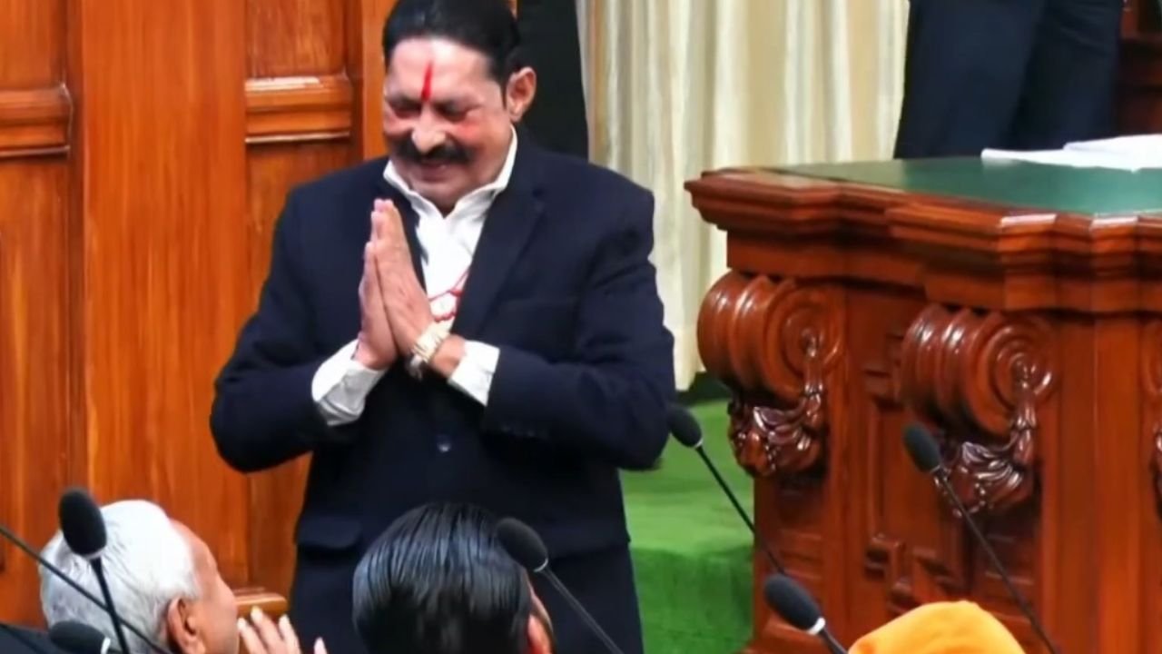 बाहुबली JDU अनंत सिंह ने विधानसभा में ली शपथ, लंबा टीका लगाकर आये और मुख्यंत्री के सामने हाथ जोड़कर खड़े रहें