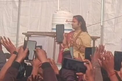 अनिरुद्धाचार्य महाराज की कथा के दौरान बिहार में बेकाबू हुई भीड़, महिलाएं बेहोश और कई श्रद्धालु घायल