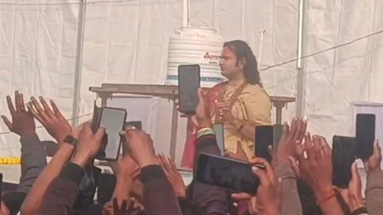 अनिरुद्धाचार्य महाराज की कथा के दौरान बिहार में बेकाबू हुई भीड़, महिलाएं बेहोश और कई श्रद्धालु घायल