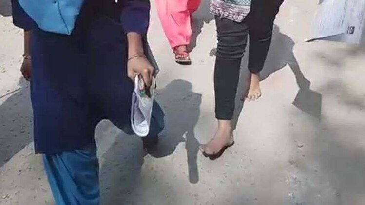 बिहार में आज से शुरू हुई मैट्रिक की परीक्षा, जूता-मोजा पहनने पर मनाही 1 बिहार में आज से शुरू हुई मैट्रिक की परीक्षा, जूता-मोजा पहनने पर मनाही