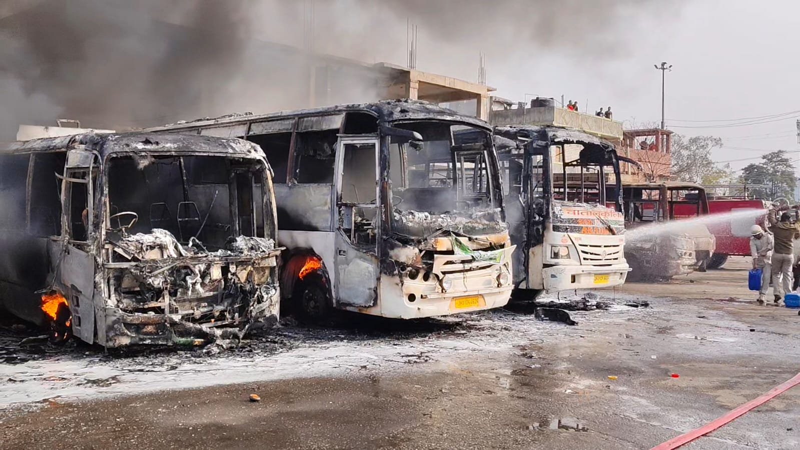 रांची के खादगढ़ा बस स्टेंड में लगी आग, 6 बसें जलकर हुई खाक, देखिये VIDEO 1 busaag 01022026155855 0102f 1769941735 80