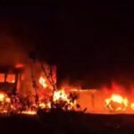 दुमका में गैस लाइटर से लदे ट्रक और ट्रेलर की टक्कर से लगी भीषण आग,चार गाड़ियां चपेट में आई, खलासी जिंदा जला, दो झुलसे