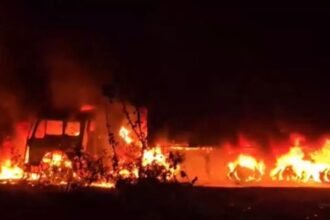 दुमका में गैस लाइटर से लदे ट्रक और ट्रेलर की टक्कर से लगी भीषण आग,चार गाड़ियां चपेट में आई, खलासी जिंदा जला, दो झुलसे