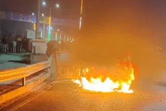 A moving car caught fire in Patna, AGM jumped out to save his life