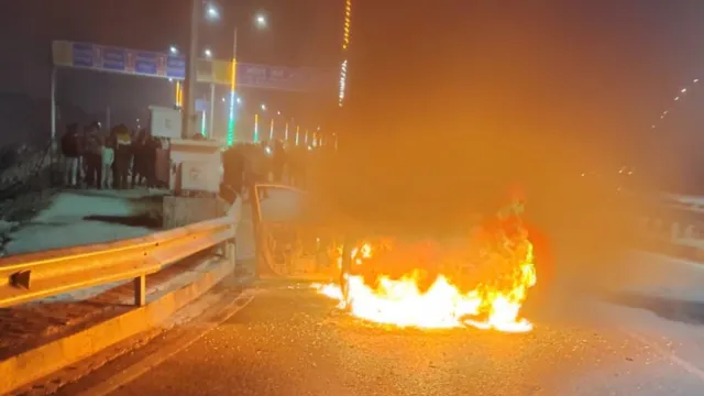 A moving car caught fire in Patna, AGM jumped out to save his life