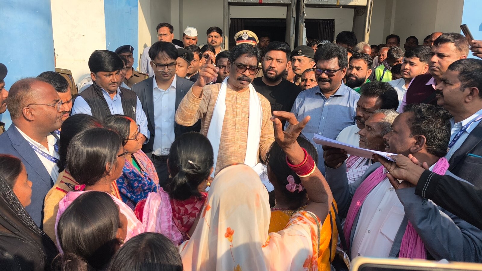 मुख्यमंत्री हेमंत सोरेन पैतृक गांव नेमरा गए, संथाली समाज के कार्यक्रम में हुए शामिल, परंपरागत तरीके से नाइके बाबा का हुआ चयन