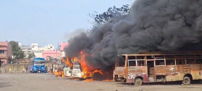 रांची के खादगढ़ा बस स्टेंड में लगी आग, 6 बसें जलकर हुई खाक, देखिये VIDEO