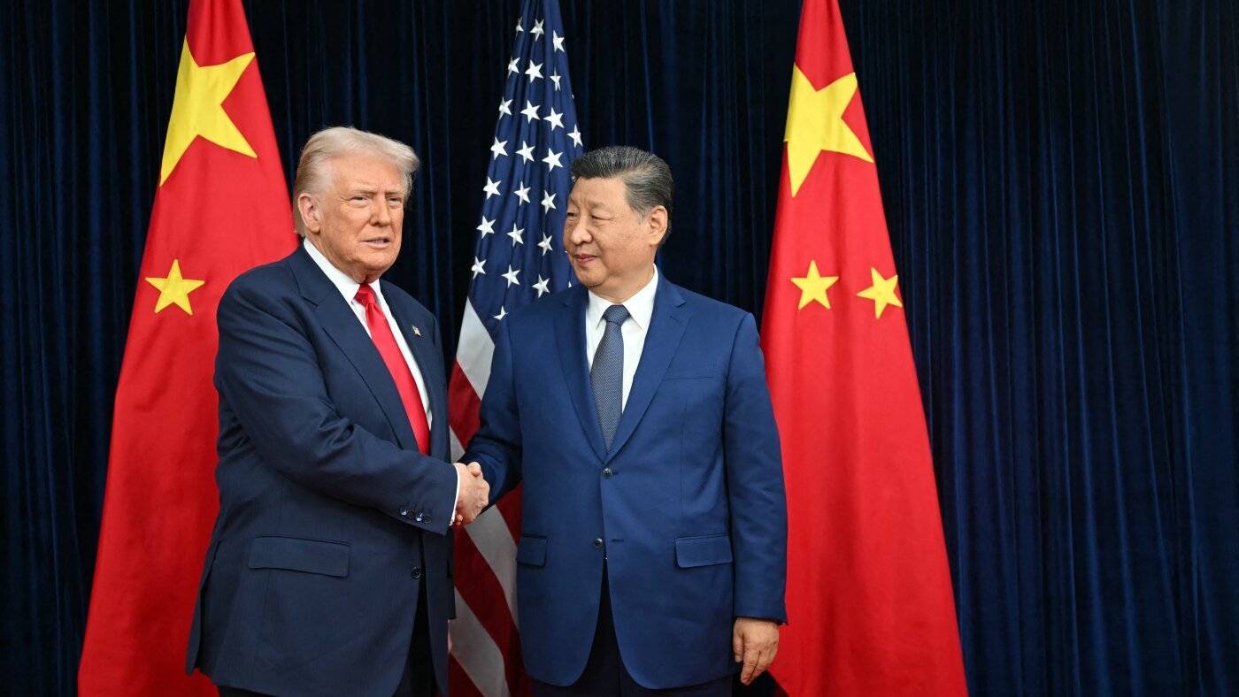 US President Donald Trump (L) and China's President Xi Jinping
