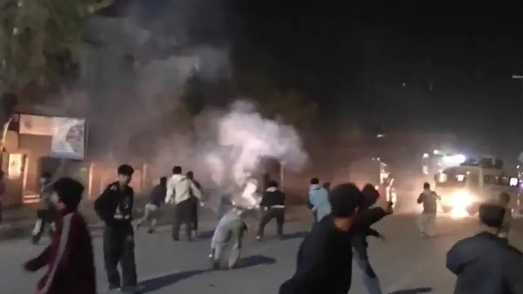 मणिपुर में सरकार गठन के 24 घंटे बाद ही भड़की हिंसा,आपस में भिड़े दो समुदाय, पुलिस पर पथराव
