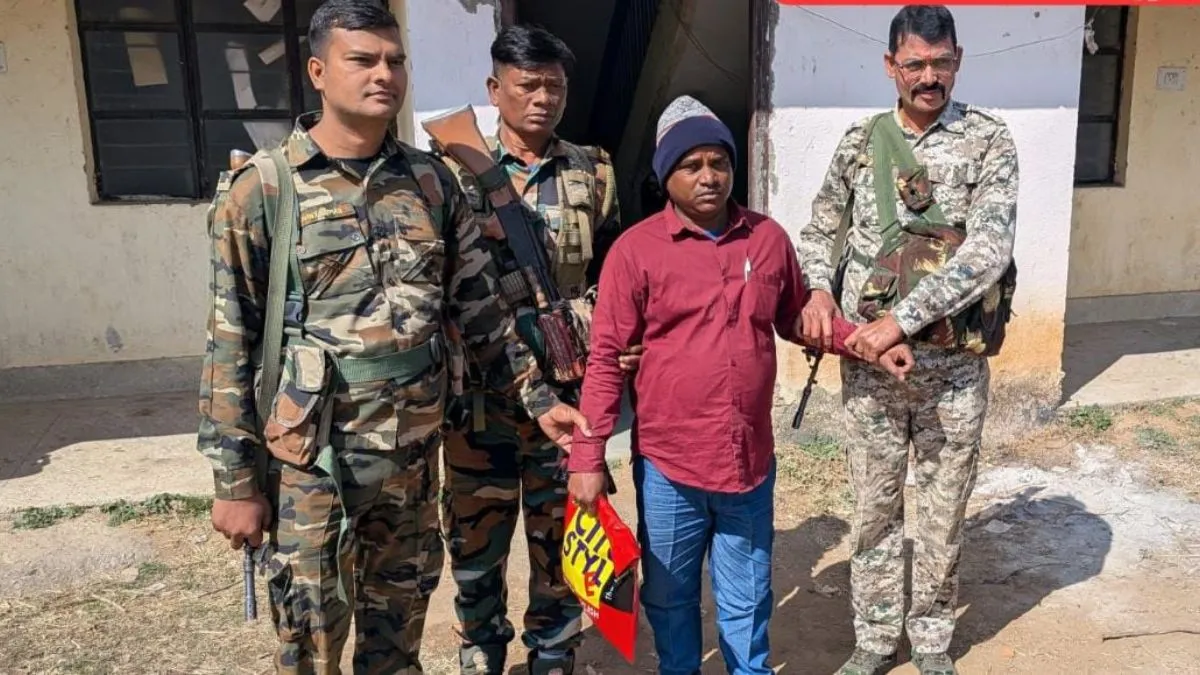 पलामू में घूस लेते रोजगार सेवक गिरफ्तार, कूप निर्माण की राशि के लिए ले रहा था रिश्वत