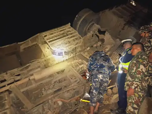 नेपाल में भीषण सड़क हादसा, काठमांडू जा रही बस नदी में गिरी, 18 की मौत, 25 घायल 3 vz8y68iu 1 1771814378