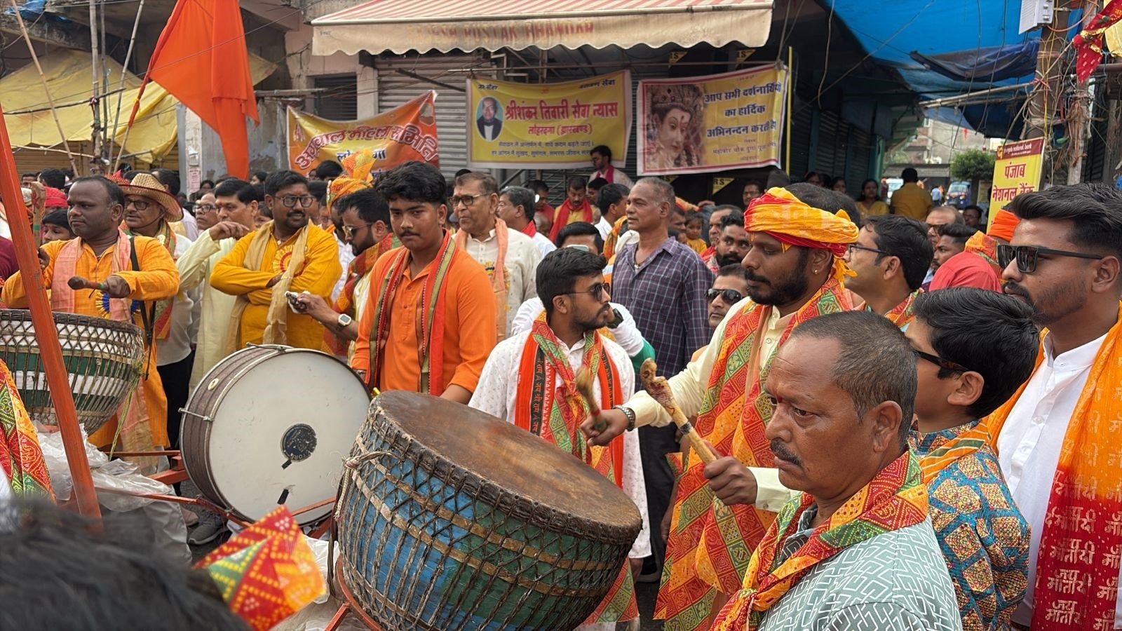 लोहरदगा में रामनवमी में निकली भव्य शोभायात्रा,58 अखाड़ों की सहभागिता, झांकियों और पारंपरिक करतबों ने मोहा मन,बारिश भी नहीं तोड़ सकी उत्साह 1 1 10