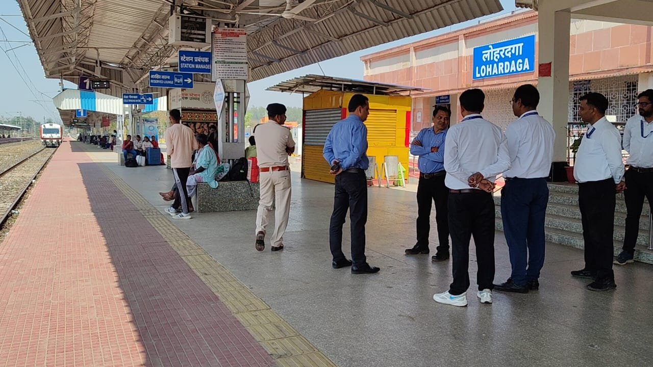 दक्षिण पूर्व रेलवे के रांची मंडल के DRM केएन सिंह ने लोहरदगा-रांची-टोरी रेल लाइन का निरीक्षण,रेलवे ब्रिज के निर्माण कार्य का लिया जायजा 1 1 11