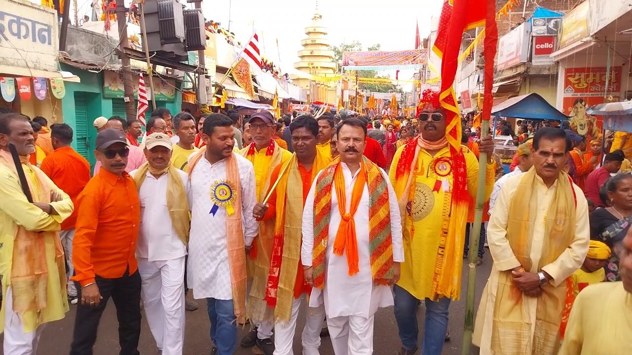 लोहरदगा में रामनवमी में निकली भव्य शोभायात्रा,58 अखाड़ों की सहभागिता, झांकियों और पारंपरिक करतबों ने मोहा मन,बारिश भी नहीं तोड़ सकी उत्साह 13 11 3