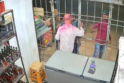 रांची में होली से पहले अपराधियों ने शराब दुकान में की फायरिंग, CCTV में कैद हुई वारदात